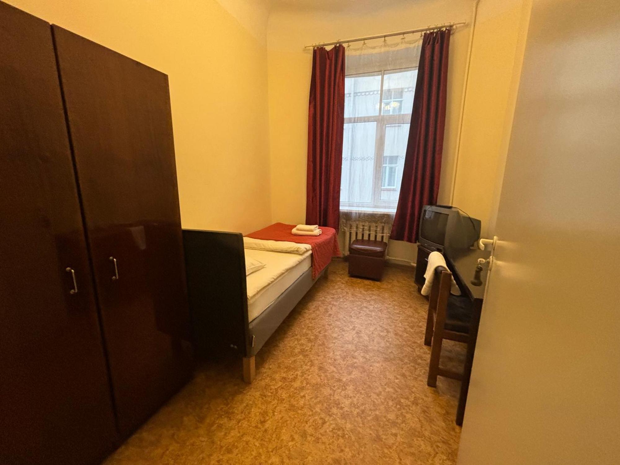 Hostel Viktorija With Private Rooms Рига Екстериор снимка