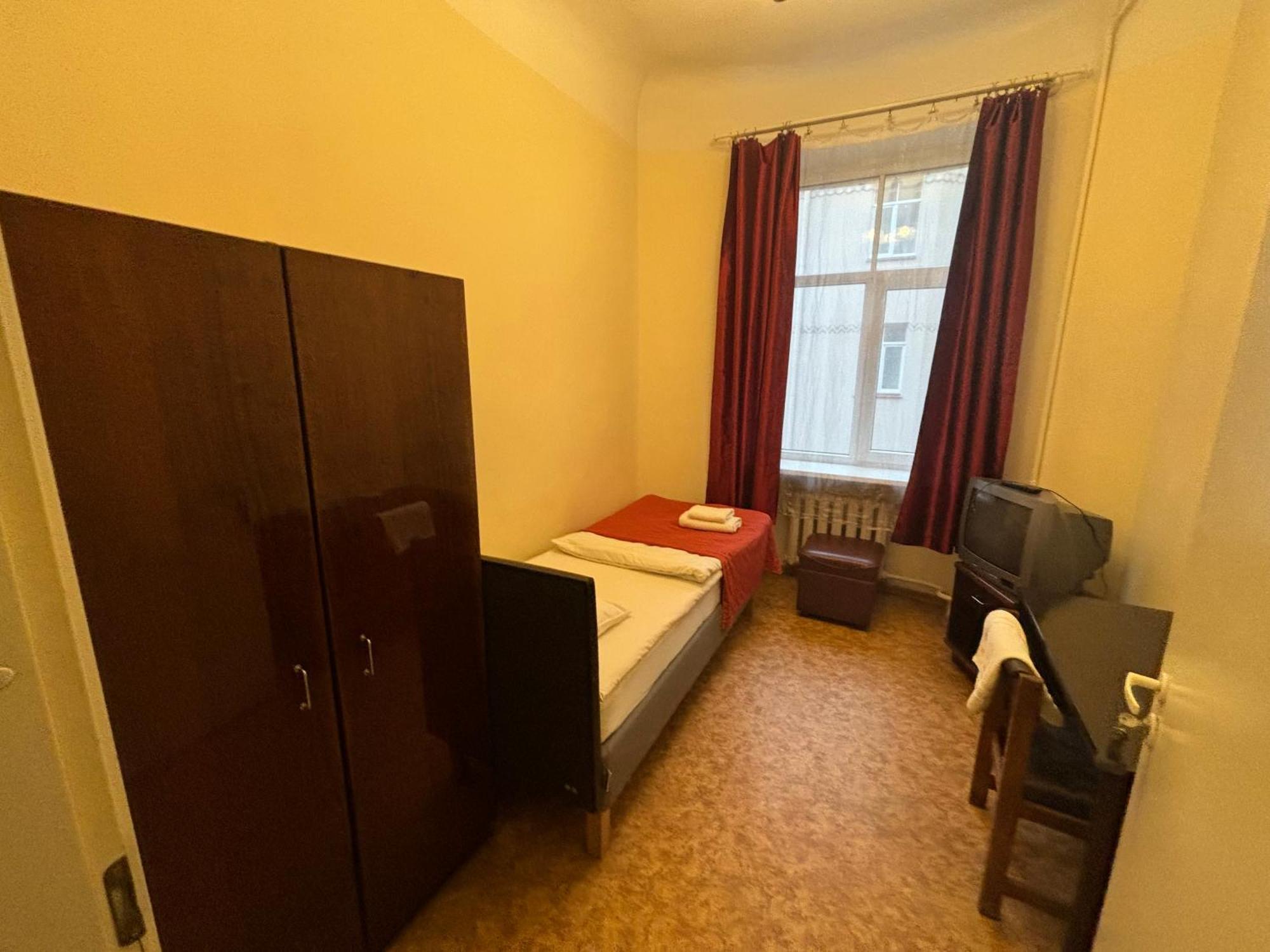 Hostel Viktorija With Private Rooms Рига Екстериор снимка