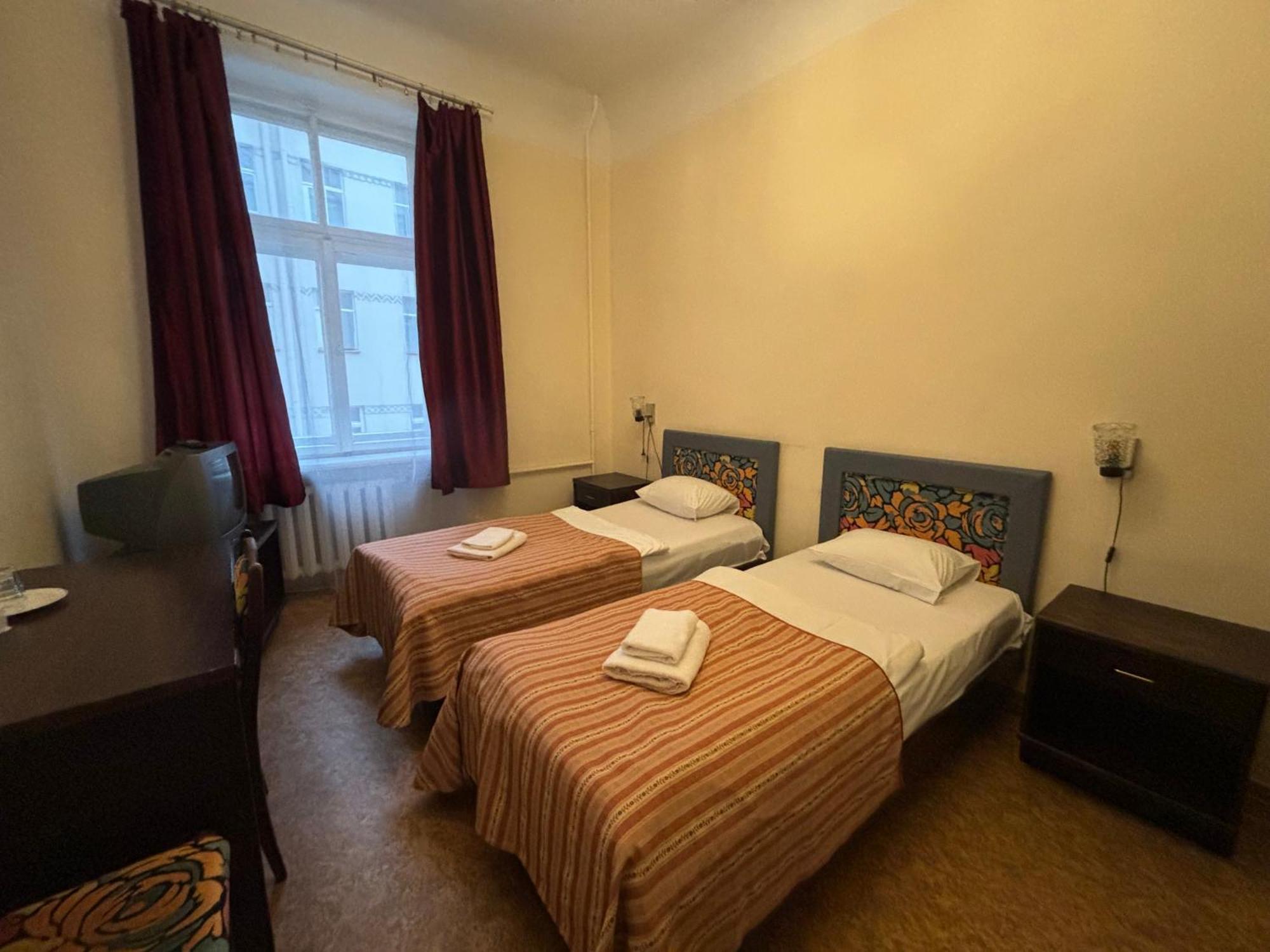 Hostel Viktorija With Private Rooms Рига Екстериор снимка